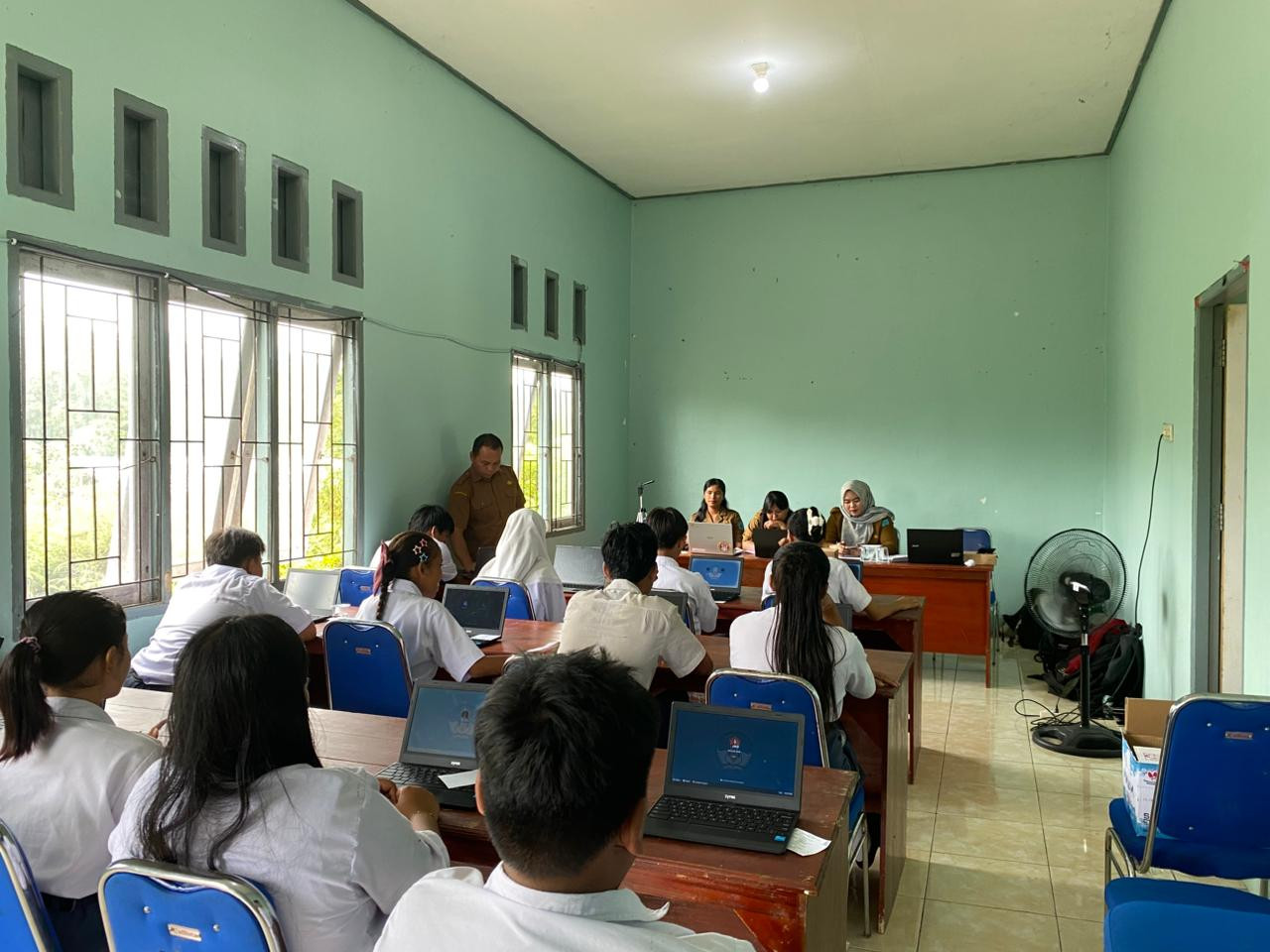 Semangat Ujian! Aula Desa Penopa Menjadi Saksi Perjuangan Siswa SMPN SATAP 3 Lamandau